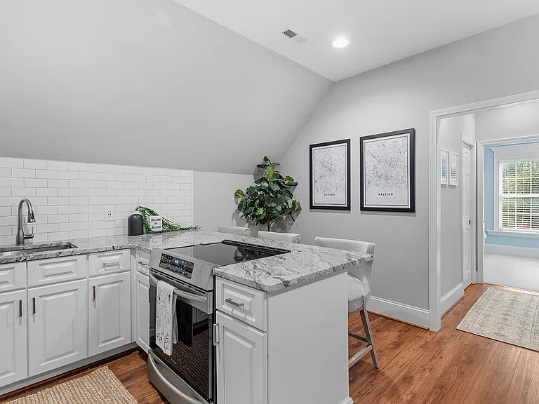 109 Grosvenor Dr — Photo 7