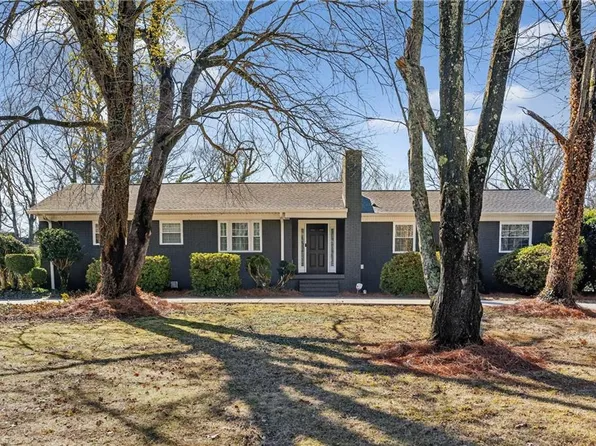 3244 Nottingham Rd, Winston Salem, NC 27104