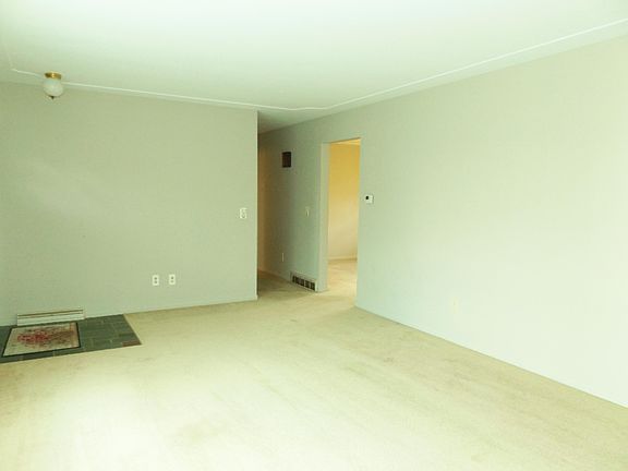 4th image of 206 S Elm St