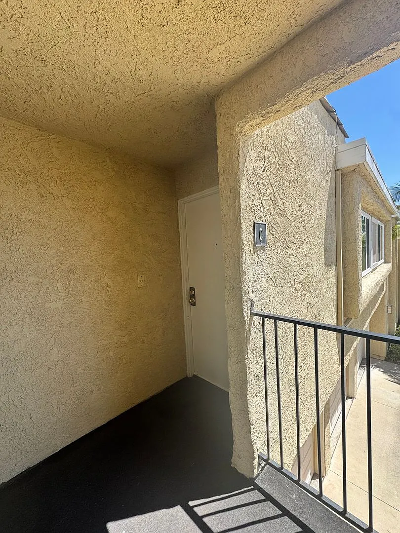 1 Bed, 1 Bath Upstairs Apartment - 17762 Paseo Circle #C — Photo 3