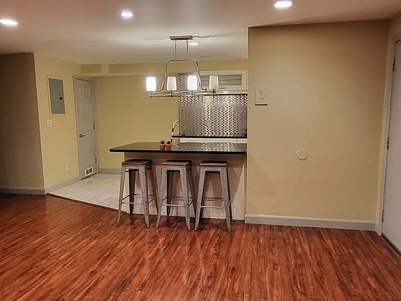 5th image of 102 Oak Ln APT 4
