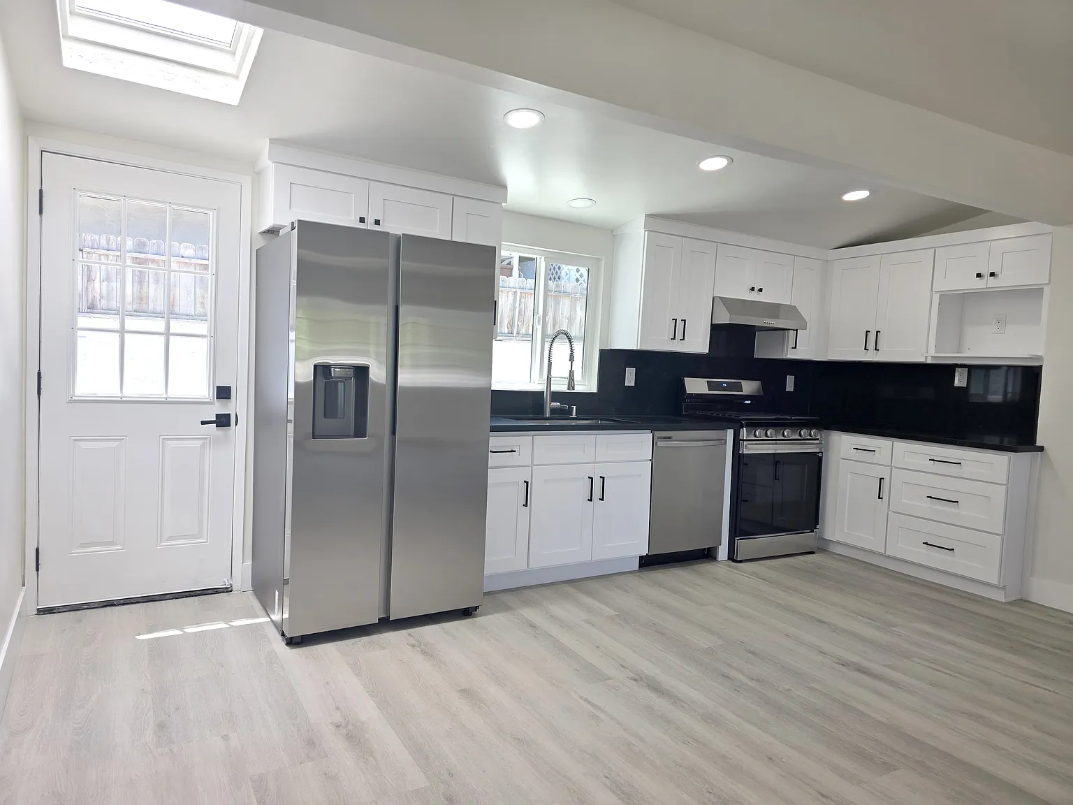 3 bed, 1500 sqft, $4,495 — Photo 3