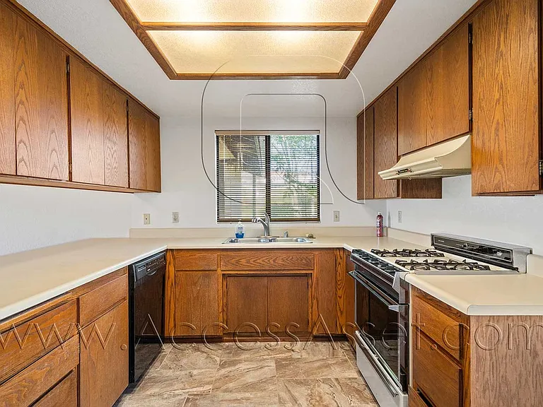 21825 Canyon Dr — Photo 7