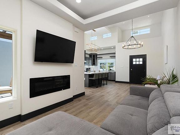 3rd image of 102 Carolyn Dr