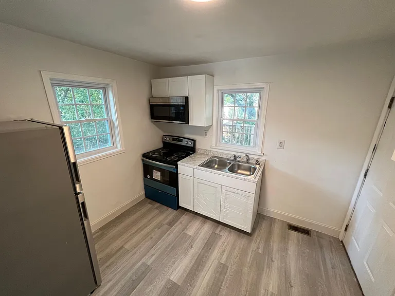 807 Price Ave — Photo 3