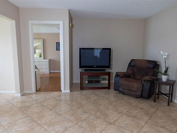 5th image of 909 Republic Court #909