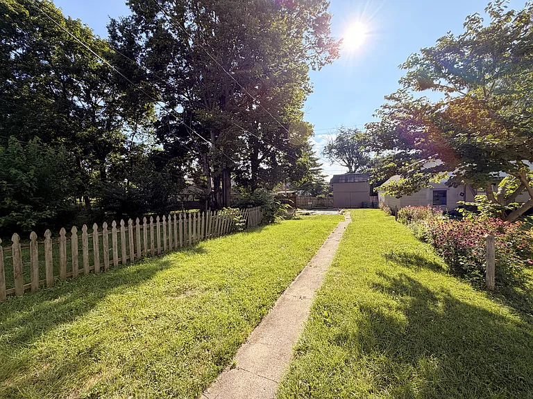 Well-maintained Double with Small Yard — Photo 9