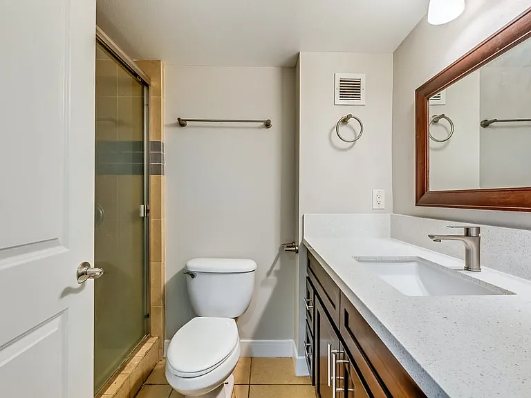 Bayview Tower Condominiums — Photo 12