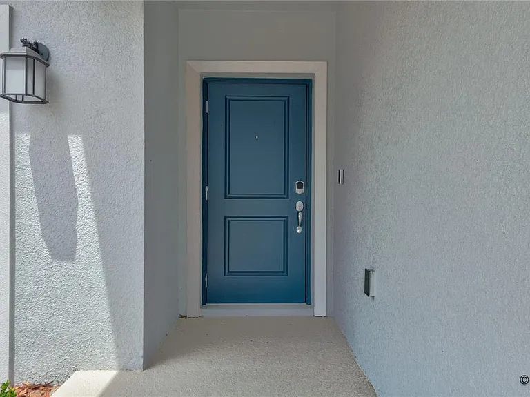 1490 Brentwood Dr — Photo 2