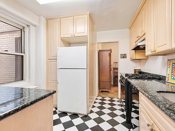 5th image of 420 E 72nd St APT 2C