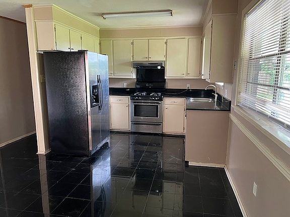 3rd image of 205 Oak Hill Dr