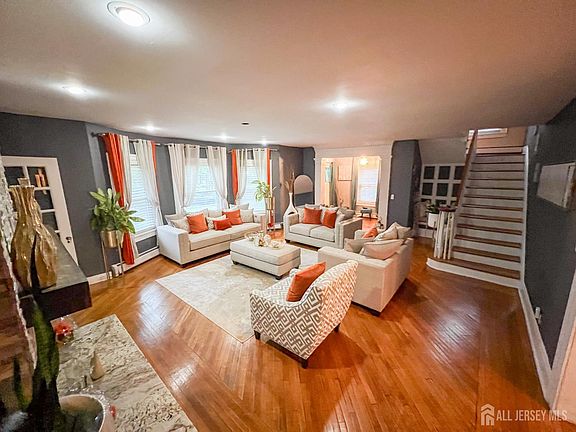 5th image of 925 Hillside Ave #27