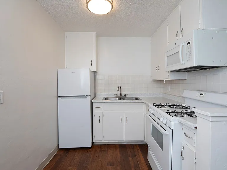 Aztec Pacific Apartments — Photo 11