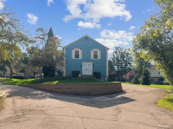 1319 Wagon Wheel Ln, Rochester, MI 48306