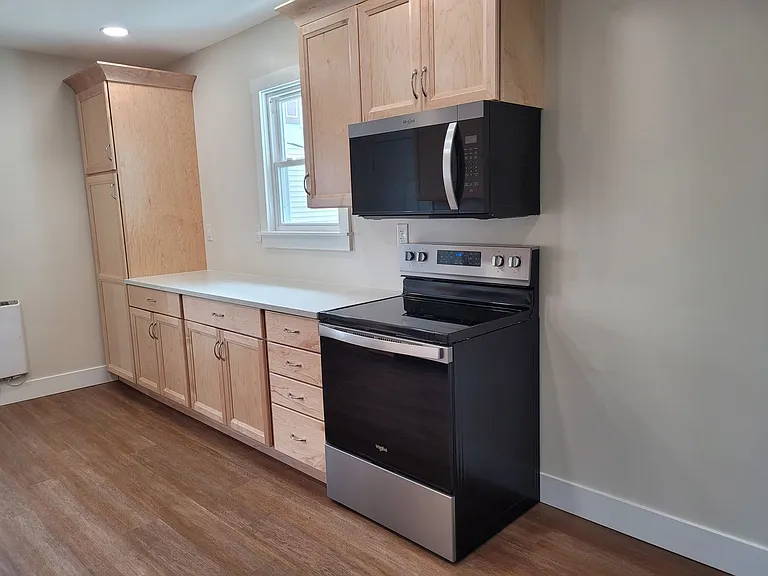21 E Maple St — Photo 10