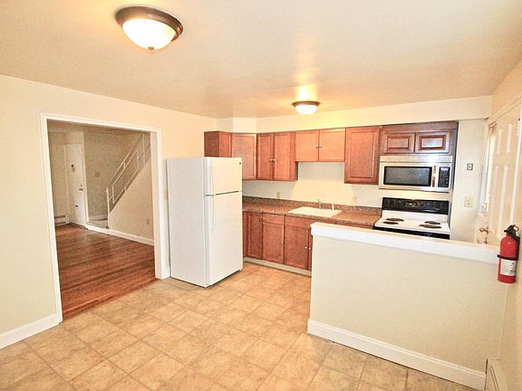 3rd image of 200 Maplewood Dr APT E2