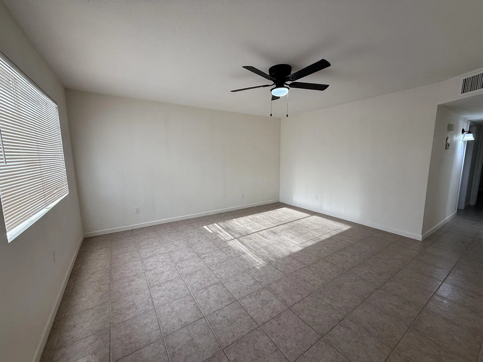 3 bed, 1.0 bath, 960 sqft, $1,300 — Photo 4