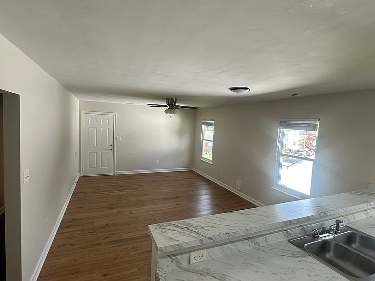 814 47th St #B — Photo 7