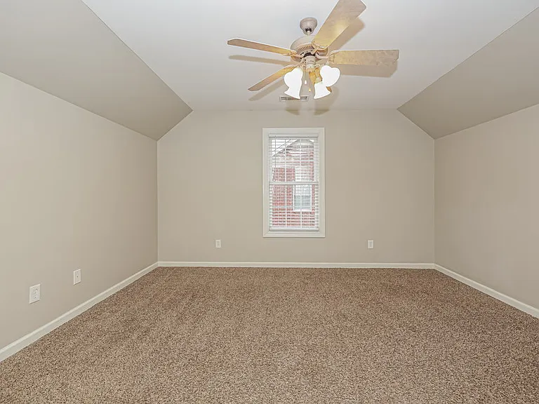411 Carmel Dr — Photo 12