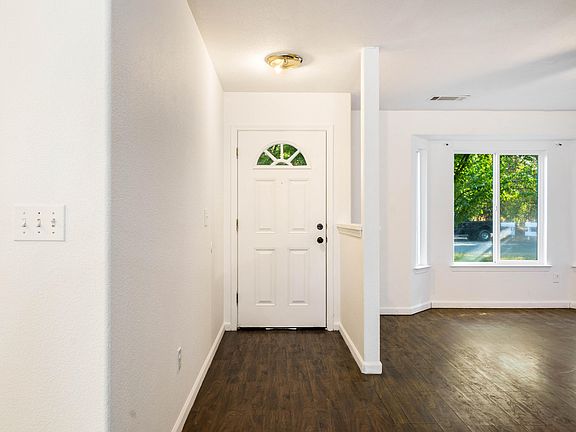 3rd image of 3686 Brentwood Ln