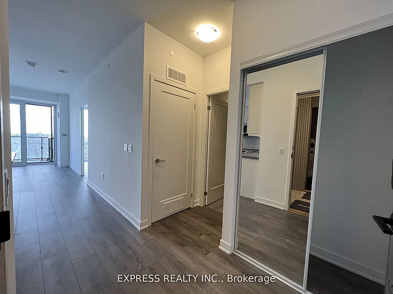 105 Oneida Cres #LPH06 — Photo 3