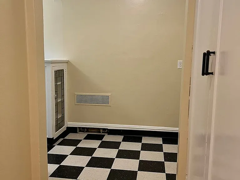 Flanders Apartments — Photo 67