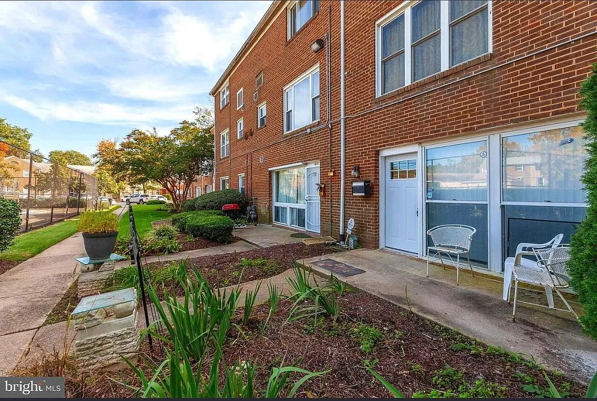 3 bed, 1.5 bath, 1128 sqft, $2,200 — Photo 1