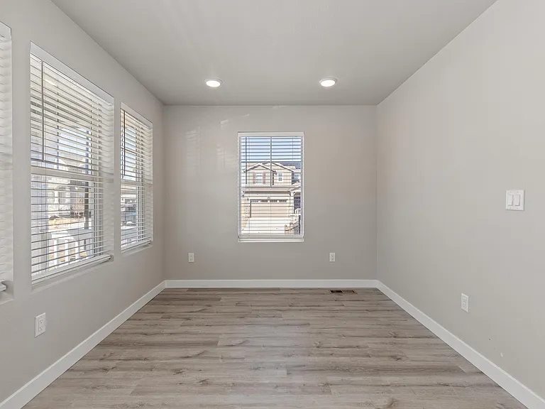 958 Colorado River Ave — Photo 5