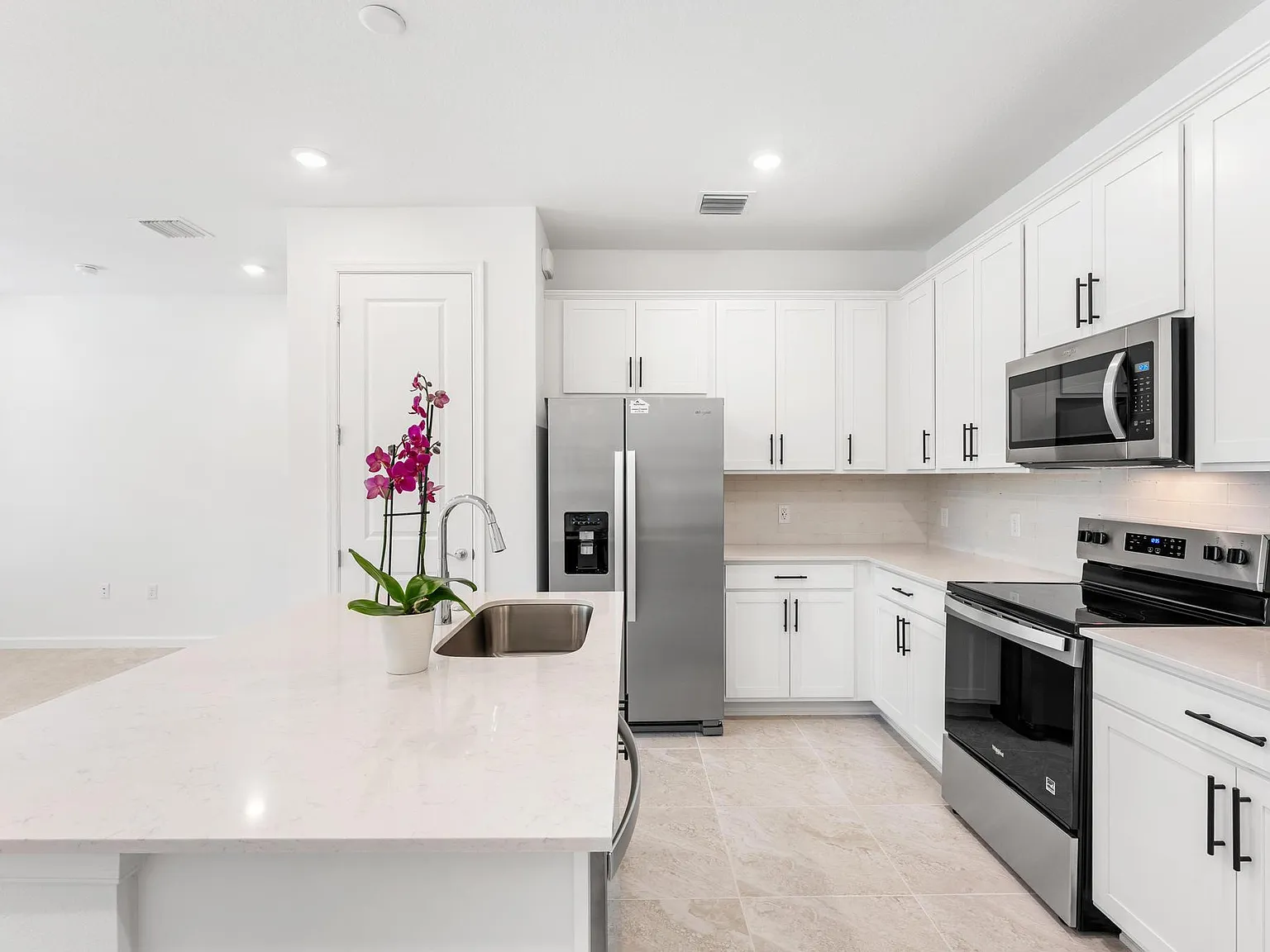 3 bed, 2.5 bath, 1550 sqft, $3,200 — Photo 3
