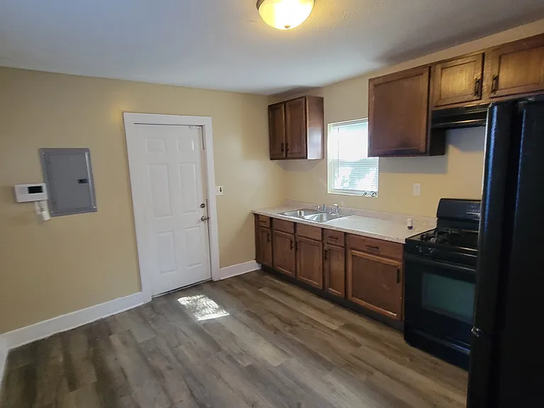 1354 Oliver Ave — Photo 3