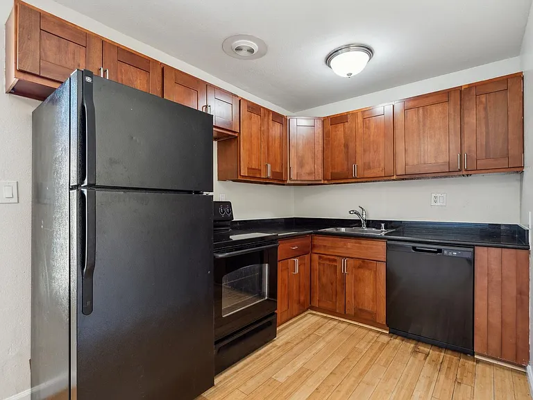 2p008 - Lake View East — Photo 7