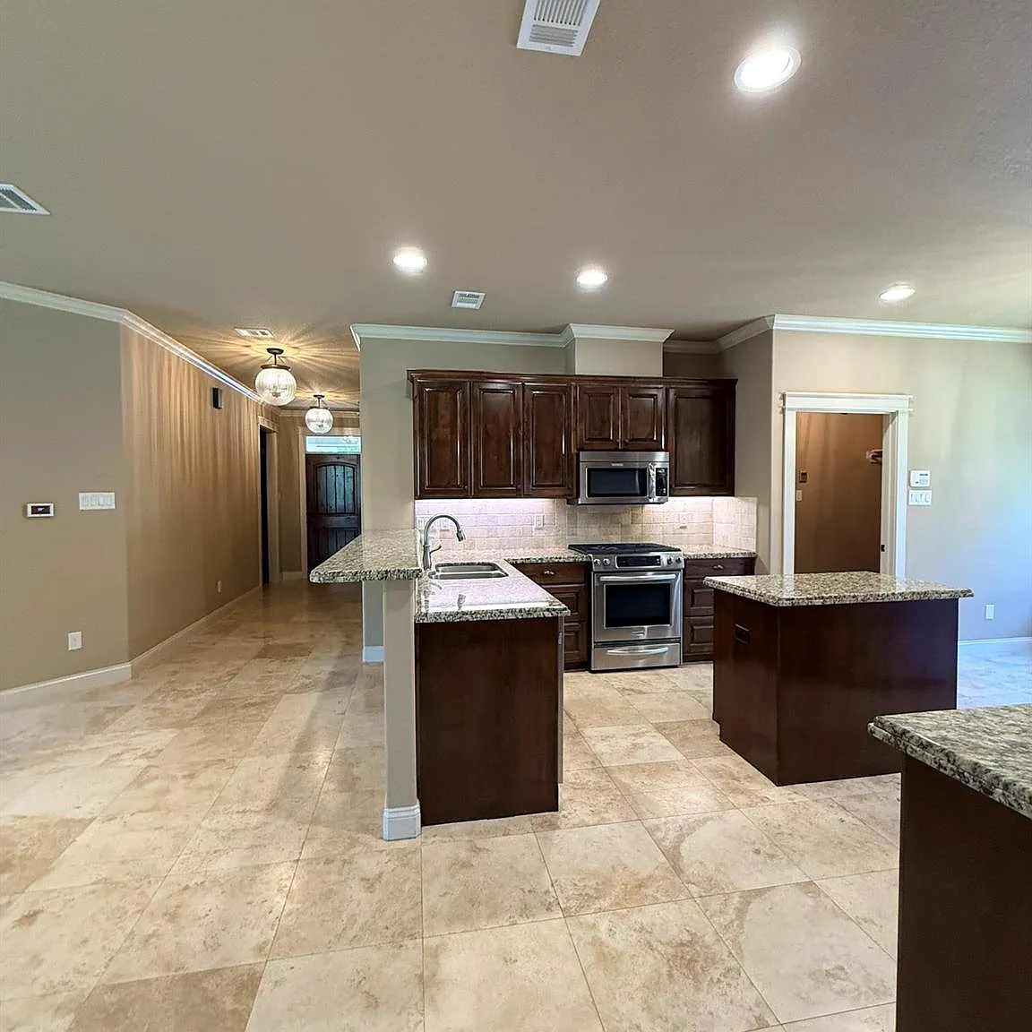 3 bed, 2.0 bath, 1828 sqft, $2,600 — Photo 4