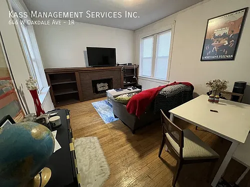 646 W Oakdale Ave #1R Photo 1