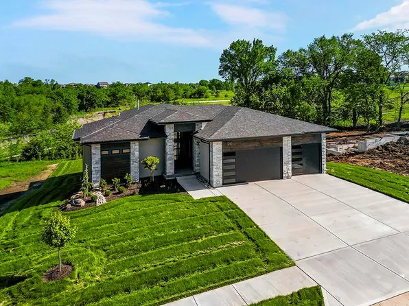 2532 NE Woodland Oak Cir, Lees Summit, MO 64086