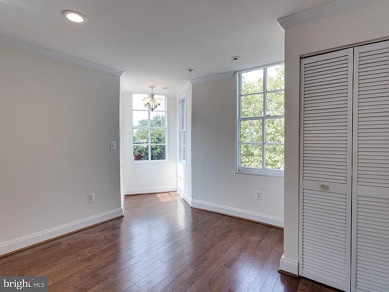View to the front of the unit - reading nook and hidden washer / dryer