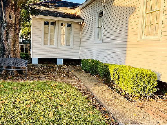 3rd image of 615 Perry St
