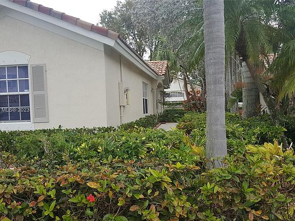 4th image of 4921 SW 32nd Ter Unit 4921