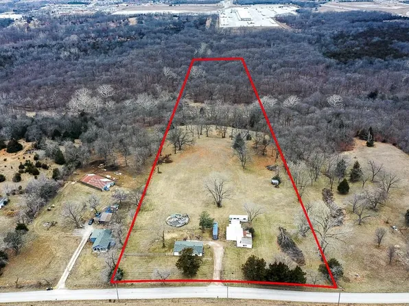 240 S 122nd St, Bonner Springs, KS 66012