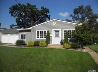 67 Park Ln, Massapequa Park, NY