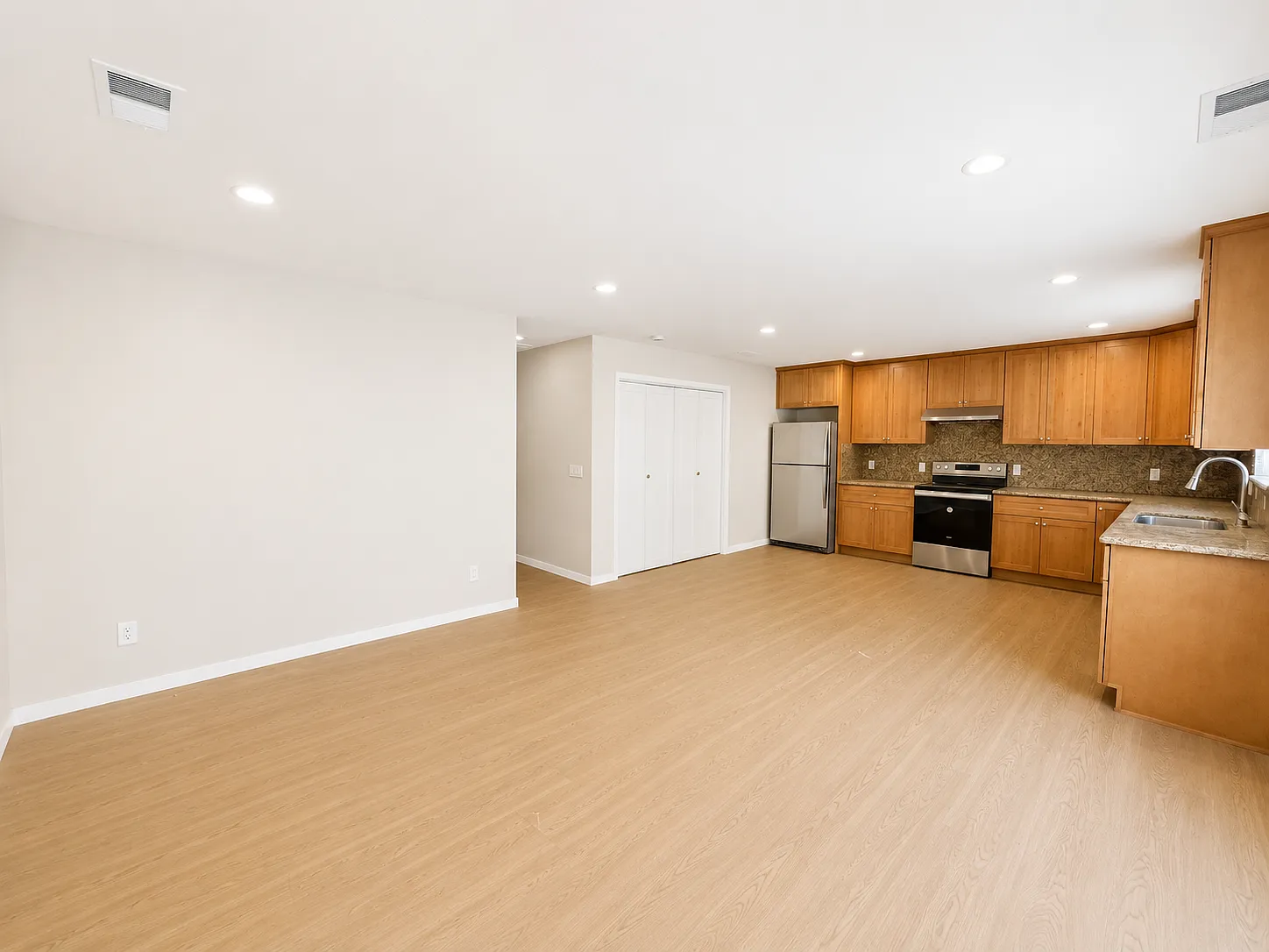 3 bed, 999 sqft, $3,800 — Photo 3