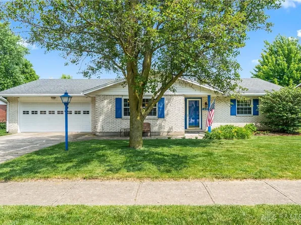 820 Hawthorne Dr, Tipp City, OH 45371