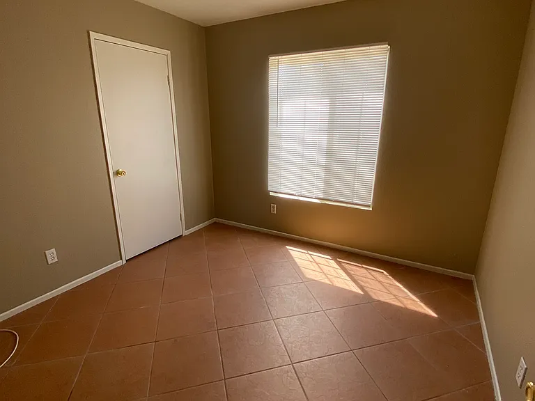 15073 Stafford Ave — Photo 6