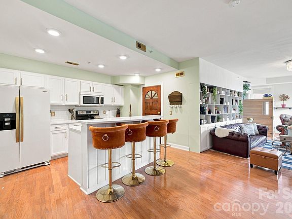 4th image of 718 W Trade St Unit 808