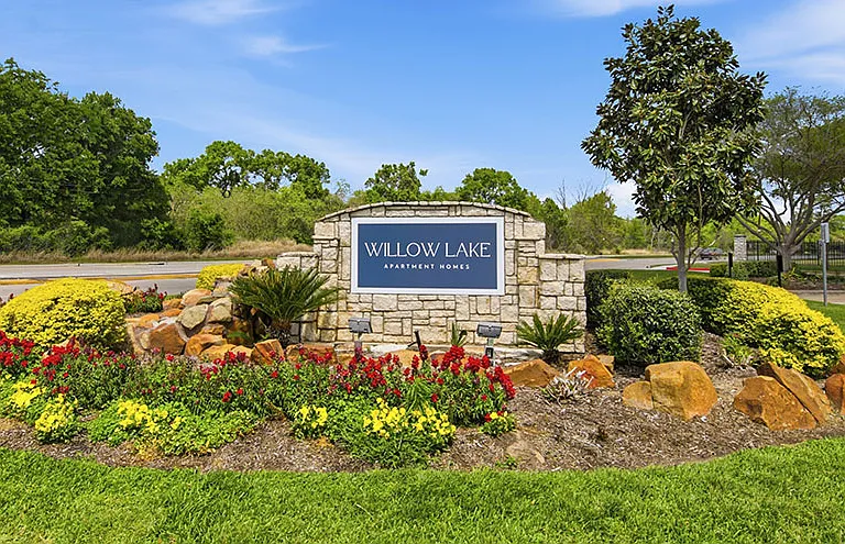 Willow Lake Apartments — Photo 28