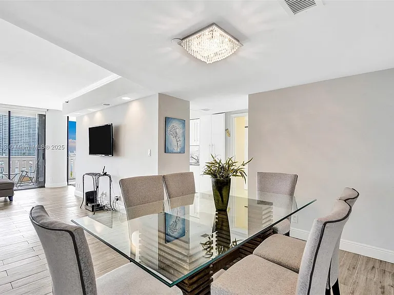 3000 Island Blvd #903 — Photo 2