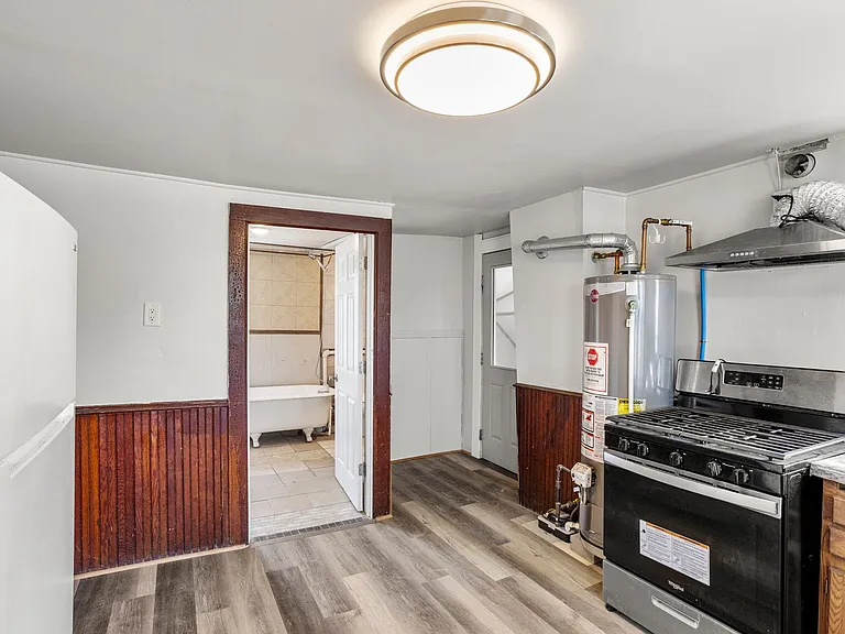 1100 N Van Buren St — Photo 2