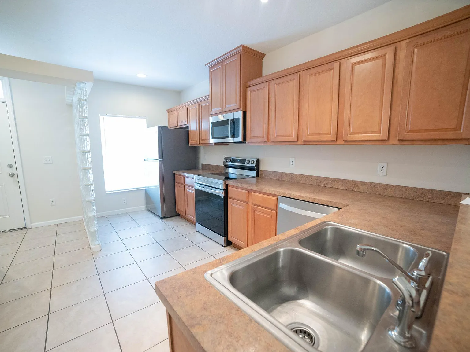 2 bed, 2.5 bath, 1305 sqft, $1,995 — Photo 3