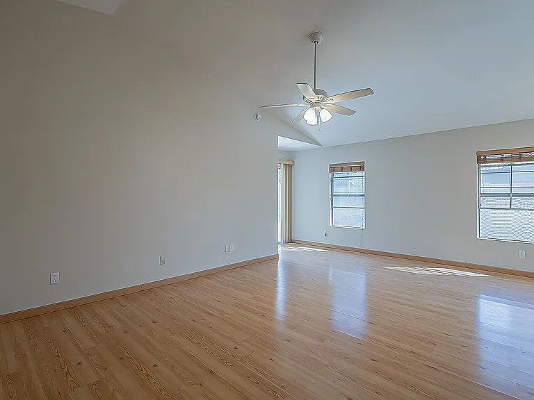718 W Baylor Ln — Photo 5
