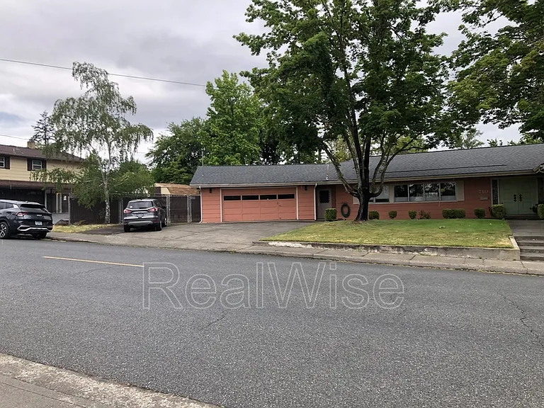 710 NW Midland Ave — Photo 4
