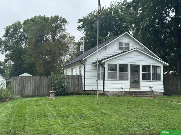 107 W Locust St, Nickerson, NE 68044